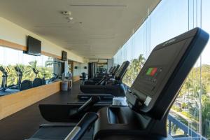 巴亚尔塔港Hotel Mio Vallarta Unique & Different- Adults Only的健身房里一排跑步机,设有大窗户