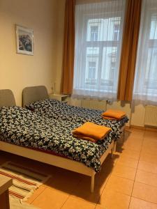 布拉格Aparthotel City 5的一张位于房间的床,上面有两个枕头