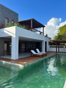 圣米格尔-杜戈斯托苏Casa da Lua的一座带游泳池和房子的别墅