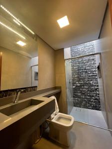 圣米格尔-杜戈斯托苏Casa da Lua的浴室配有卫生间、盥洗盆和淋浴。