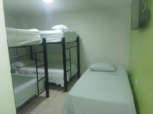 卡塔赫纳HOTEL BOSQUE DE LAS AMERICAS的客房设有两张双层床和一张床。