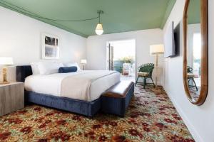 洛杉矶Palihouse West Hollywood的一间卧室配有一张大床和镜子