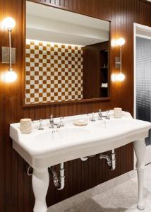 洛杉矶Palihouse West Hollywood的浴室设有白色水槽和镜子