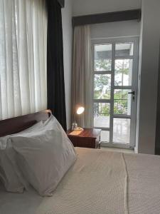 法马古斯塔Nicocreon Guest House的一间卧室设有床、窗户和一盏灯。