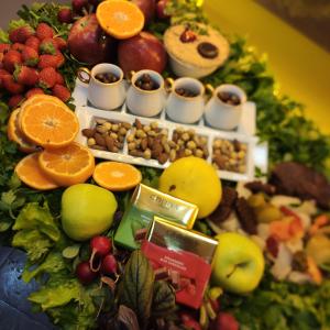 埃尔祖鲁姆Erzurum DAMAK GRUP的桌上的一大堆水果和蔬菜