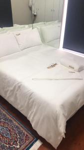 Newton ParkSt Pete Private Suites的白色的床、白色床单和枕头