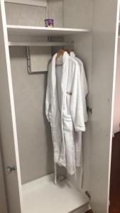Newton ParkSt Pete Private Suites的挂在衣柜里的一组白色毛巾