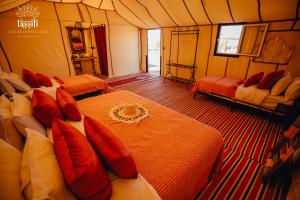 梅尔祖卡Tassili Luxury Desert Camp的一间帐篷内带两张床的卧室