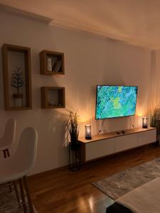 别拉什尼察Rest Apartman, Bjelašnica的客厅配有大屏幕平面电视