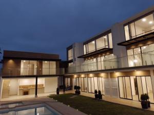 萨利纳斯Suite Nueva en Salinas - Chipipe, en conjunto privado的一座大型建筑,前面设有一个游泳池