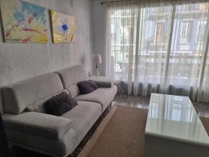瓦伦西亚Apartamento Ruzafa的带沙发和玻璃桌的客厅