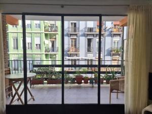 瓦伦西亚Apartamento Ruzafa的阳台配有桌子,享有建筑的景致。