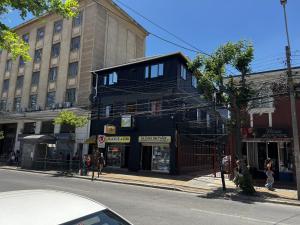 维纳德马VOY Hostales - Oriente的街道拐角处的黑色建筑