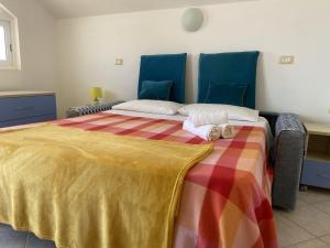 圣玛丽亚Santa Maria flats的一间卧室配有一张大床和色彩缤纷的毯子