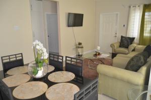 卢西Jamaica Tranquility的客厅配有沙发和鲜花桌