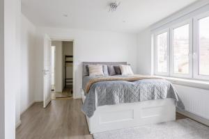 延雪平Flores 3的白色的卧室设有床和窗户