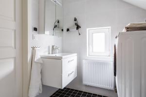 延雪平Flores 3的白色的浴室设有水槽和冰箱。