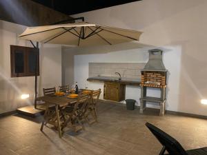 YeIkigai的厨房配有桌椅和炉灶。