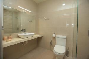 库塔伊西CHOGO的浴室配有卫生间、盥洗盆和淋浴。