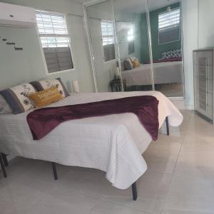 BarcelonetaParadise Escape的一间卧室设有一张大床和一个大镜子