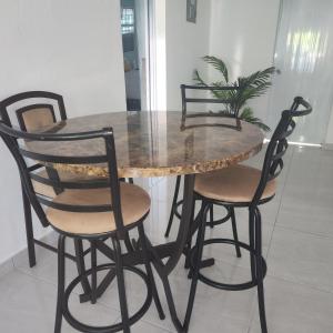 BarcelonetaParadise Escape的餐桌、四把椅子、桌子和植物