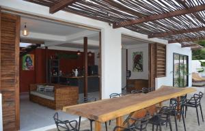 帕洛米诺Casa La Rayanna的一间带木桌和椅子的用餐室