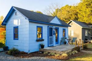 开普查尔斯Pet Friendly Tiny Livin 3min from Cape Charles的蓝色的小房子,设有木甲板