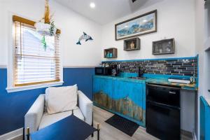 开普查尔斯Pet Friendly Tiny Livin 3min from Cape Charles的蓝色和白色的厨房,配有蓝色的柜台和椅子