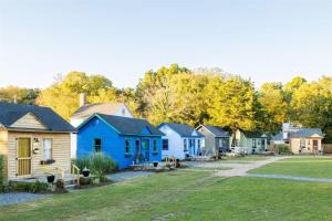 开普查尔斯Whimsical Tiny House, Cape Charles Virginia的住宅区内的一排房子