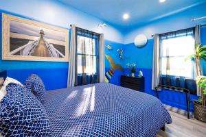 开普查尔斯Whimsical Tiny House, Cape Charles Virginia的蓝色的卧室,配有床和蓝色的墙壁