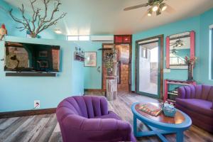 塞多纳Sedona Studio with Amazing View and On-Site Hiking!的客厅配有紫色椅子和桌子