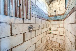 塞多纳Sedona Studio with Amazing View and On-Site Hiking!的一间带淋浴的浴室和瓷砖墙