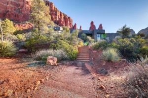 塞多纳Sedona Studio with Amazing View and On-Site Hiking!的峡谷里一所植物繁茂的房子