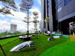吉隆坡Arte Mont Kiara by Autumn Suites Premium Stay的建筑草上的小船展品