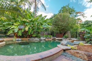 艾吉希尔Malawi House的后院的游泳池,有围栏和树木