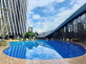 吉隆坡Arte Mont Kiara by Autumn Suites Premium Stay的一座建筑物中央的游泳池