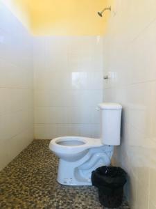 GaritaHabitaciones Chalo的一间位于客房内的白色卫生间的浴室