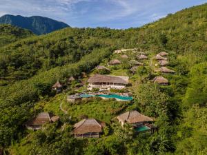 艾湄湾MATHIS Lodge Amed的享有山区度假胜地的空中景致