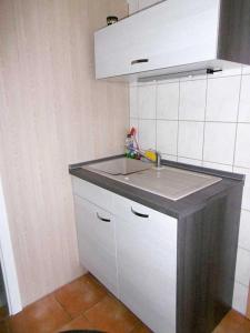 RambinRuegen_Fewo 42的厨房配有水槽和台面