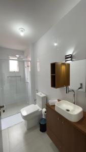 弗洛里亚诺波利斯Casa em Floripa - 200m da praia的浴室配有卫生间、盥洗盆和淋浴。