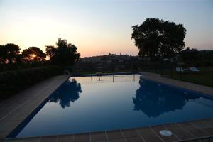 托莱多奇加拉尔埃尔博斯克酒店的一座享有日落美景的游泳池