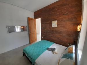 日惹日惹民宿的一间卧室配有一张砖墙床