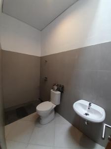 日惹日惹民宿的一间带卫生间和水槽的浴室