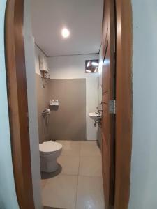 日惹日惹民宿的一间带卫生间和水槽的浴室