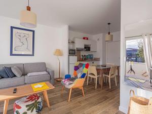 安格雷Appartement Anglet, 2 pièces, 4 personnes - FR-1-3-566的客厅配有沙发和桌子