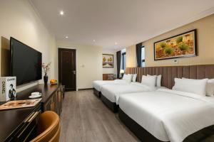 河内San Palace Hotel & Spa的酒店客房设有两张床和一台平面电视。