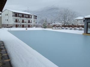 克里多利亚蒙特赫尔莫斯酒店的一座被雪覆盖的游泳池