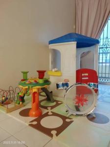 万挠Embun Bayu Musliim homestay的玩具房,配有桌子和镜子