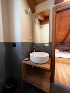 瓦尔迪登特罗YETI Design mountain apartments的浴室设有白色水槽和镜子
