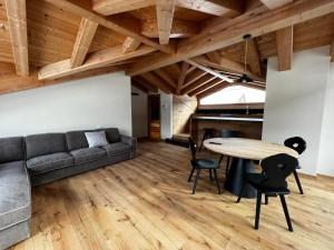 瓦尔迪登特罗YETI Design mountain apartments的客厅配有沙发和桌子